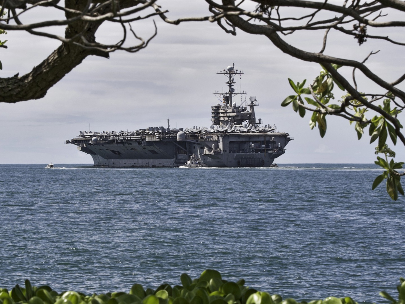 Авианосец у побережья