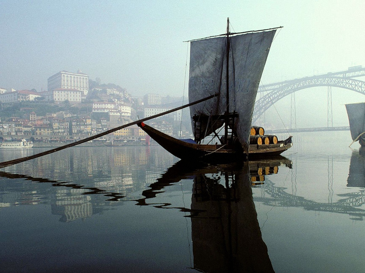 Лодка под парусом