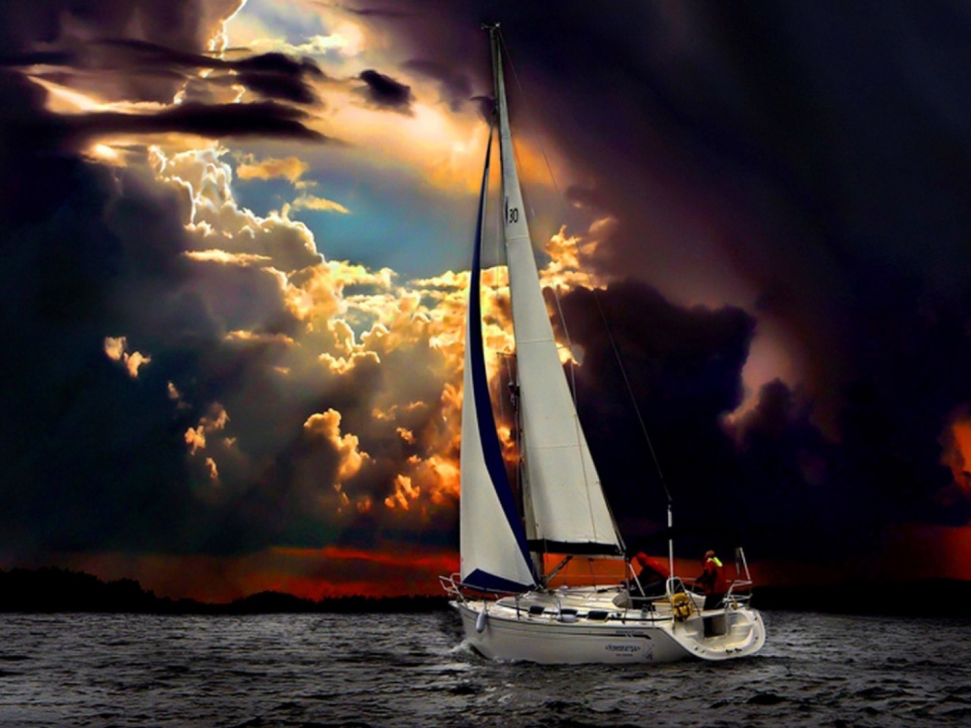 Лодка плывет на грозу