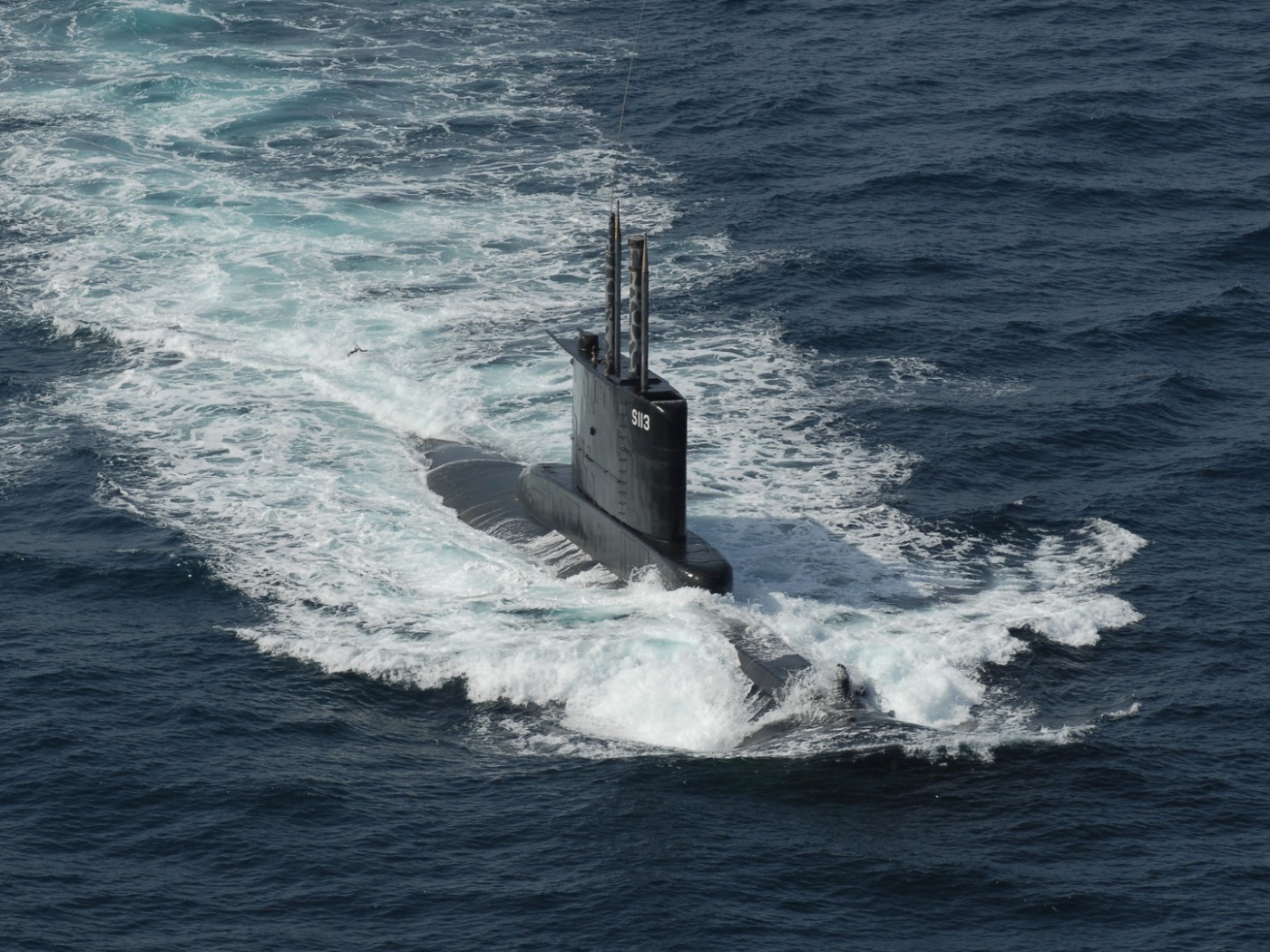 Подводная лодка в море