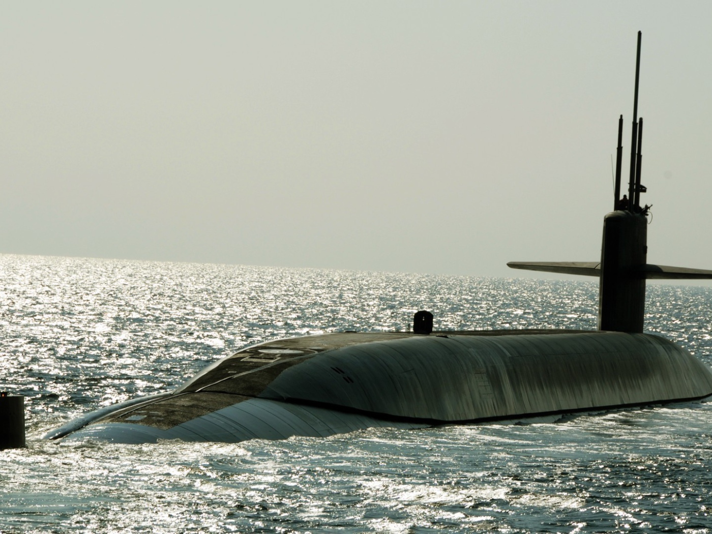 Подводная лодка в открытом море