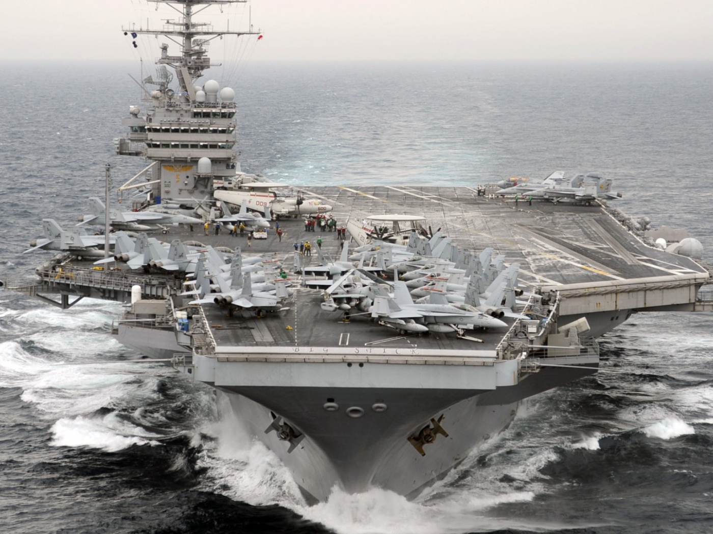 Американский авианосец в море