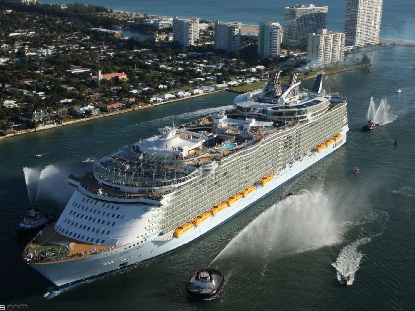 Круизный лайнер прибыл в порт