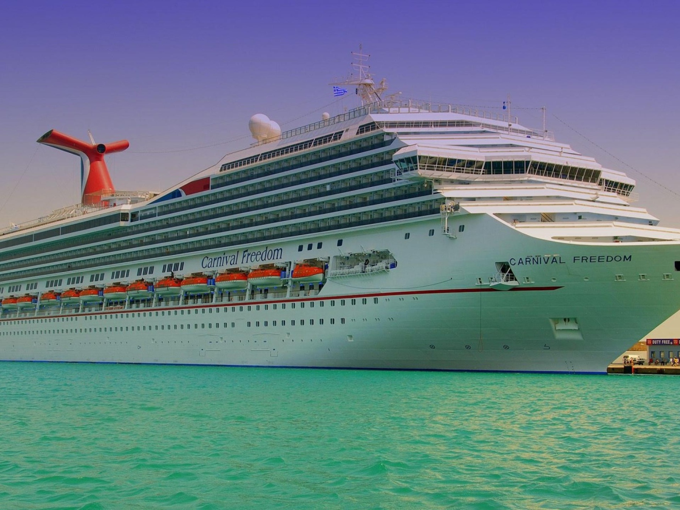 Круизный корабль на причале