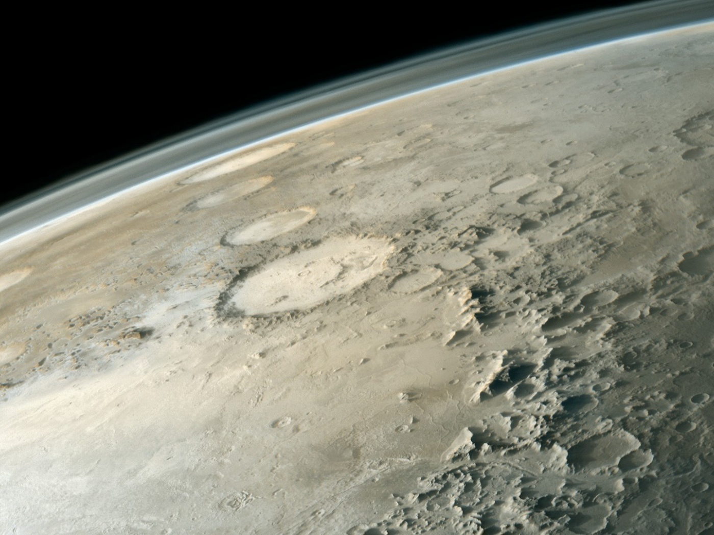 Изрытая кратерами поверхность