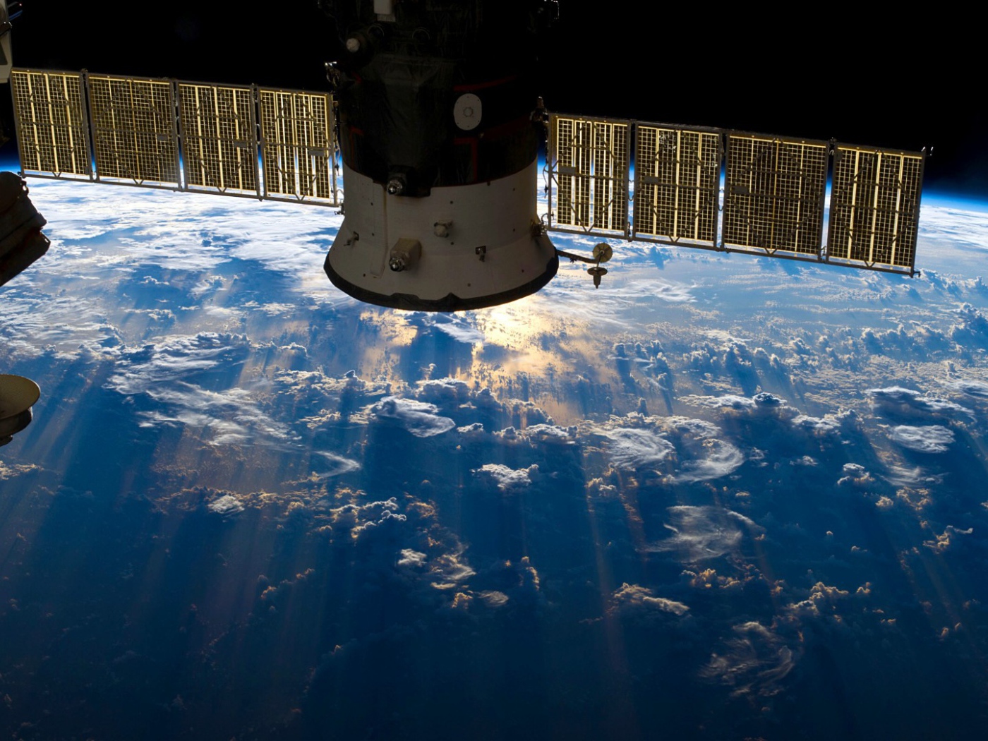 Спутник над планетой