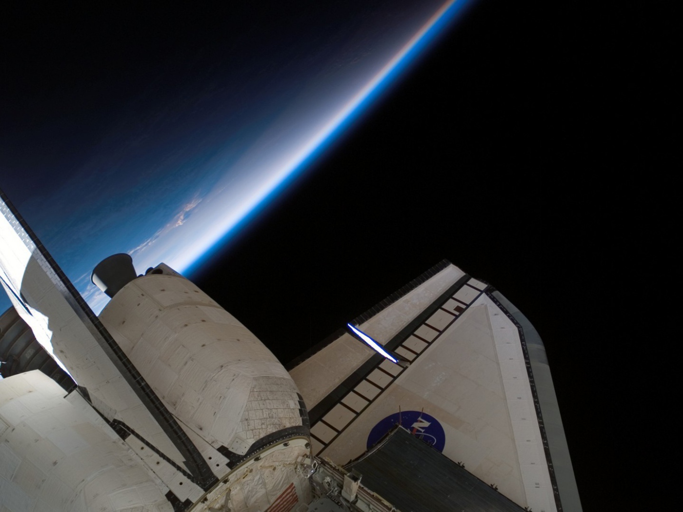 Шаттл над Землей