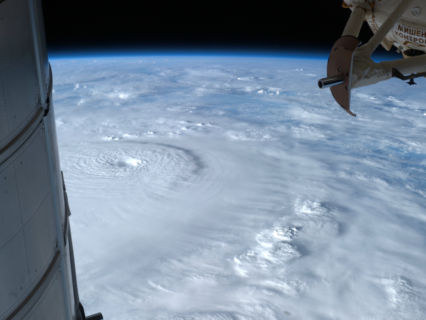 Вид на ураган из космоса
