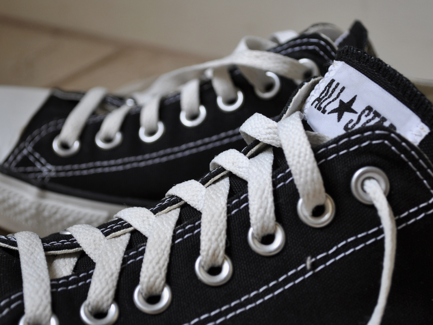 Фирменные черные кеды