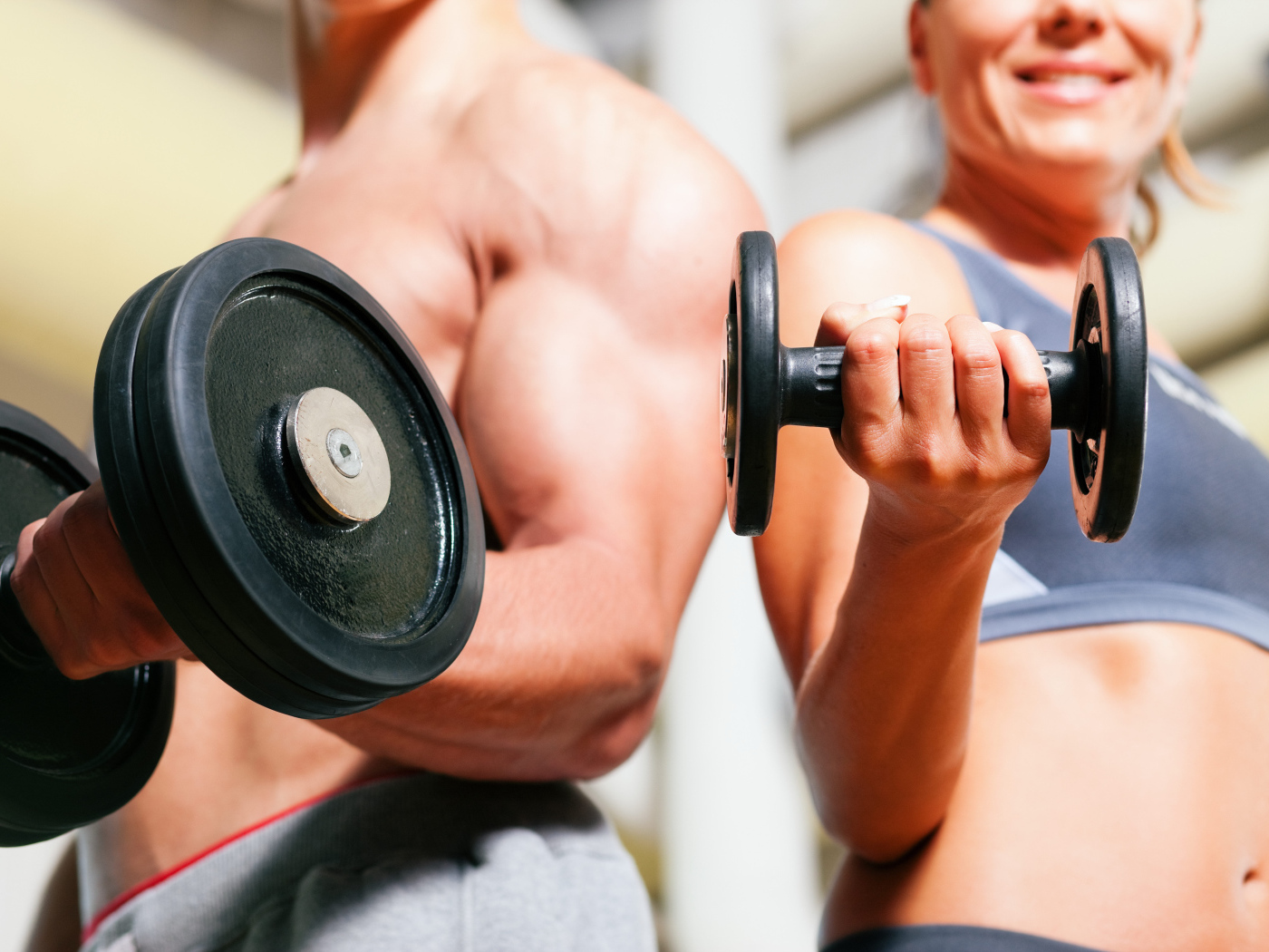 Пара занимается фитнесом