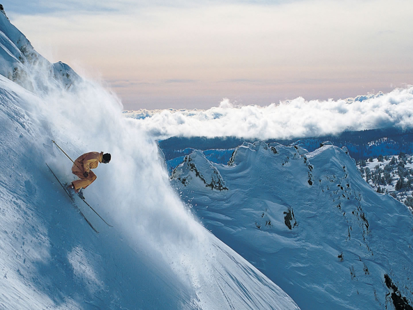 Скоростной спуск с горы на лыжах
