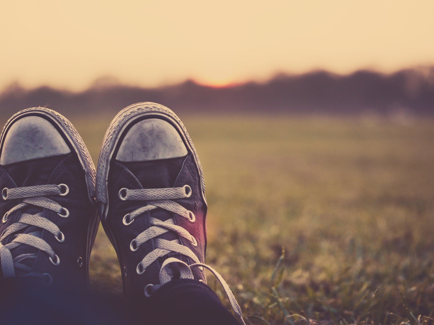 В кедах на фоне заката