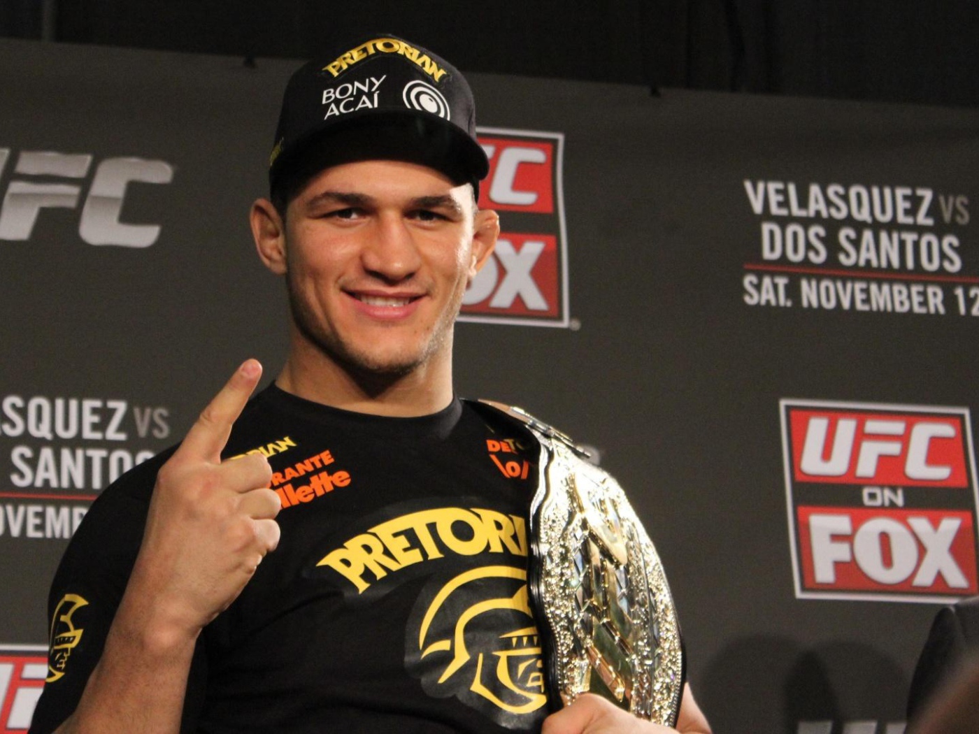 Популярный UFC боец Джуниор Дос Сантос