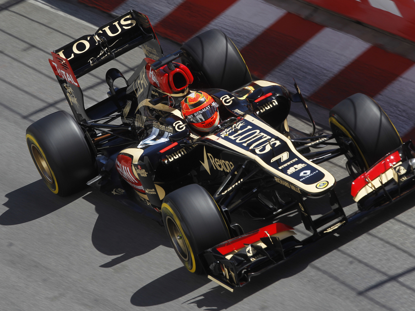 Гонщик на скоростной трассе