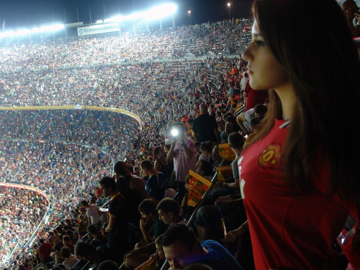 супер заполненный стадион