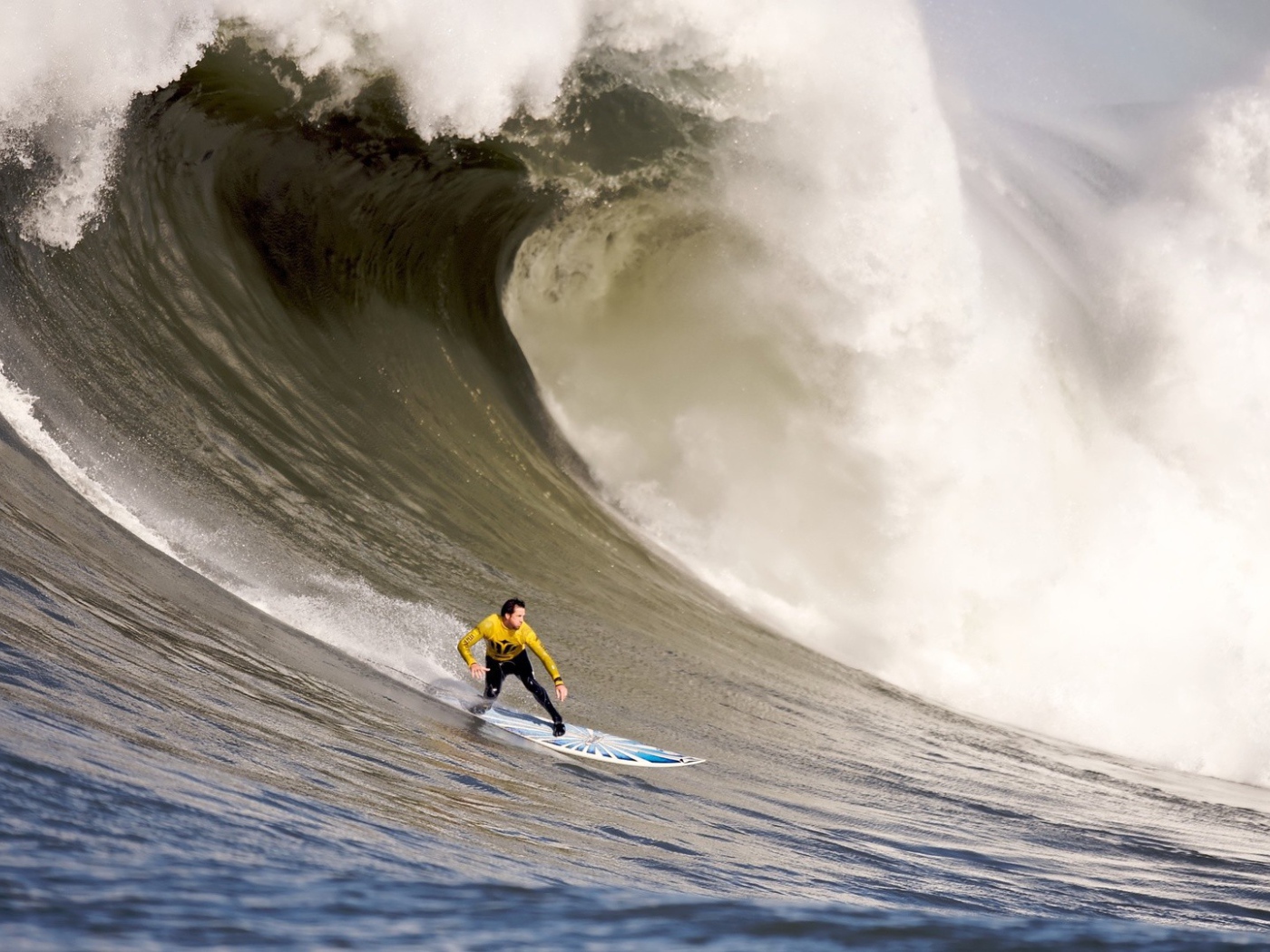 Серфинг на очень большой волне