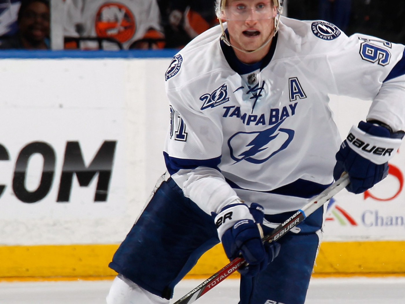 Хоккеист Стивен Стэмкос на льду