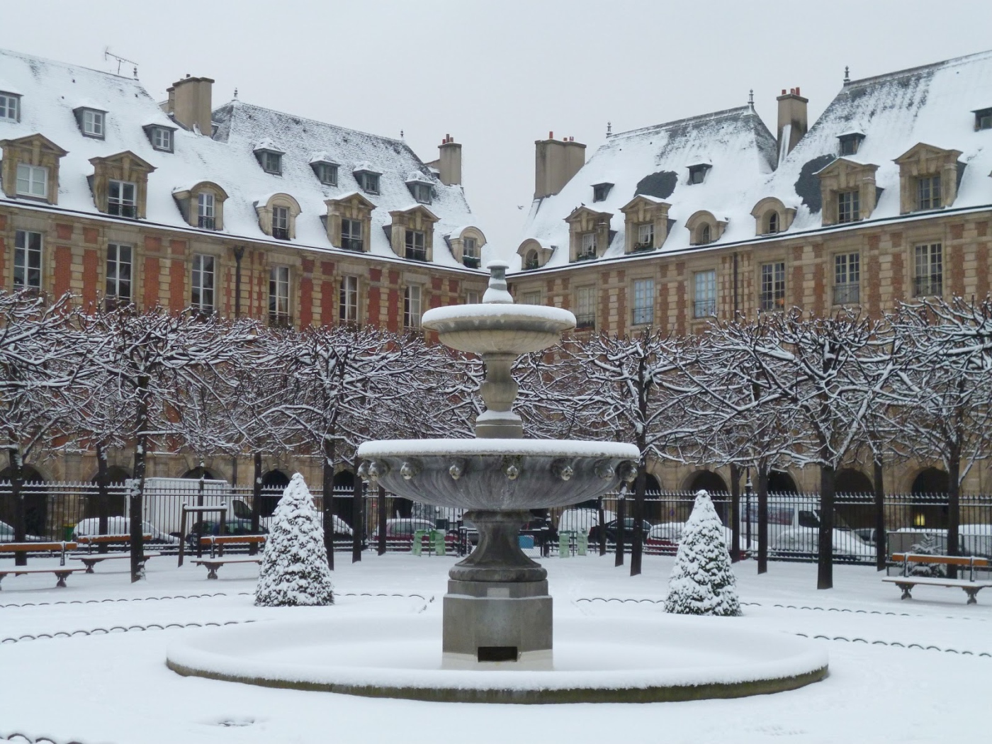 Снег в Париже вокруг фонтана