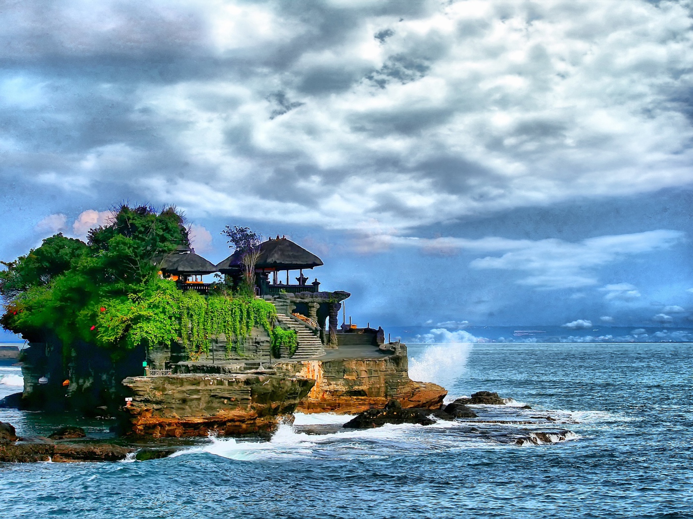 Храм на острове у берега Бали