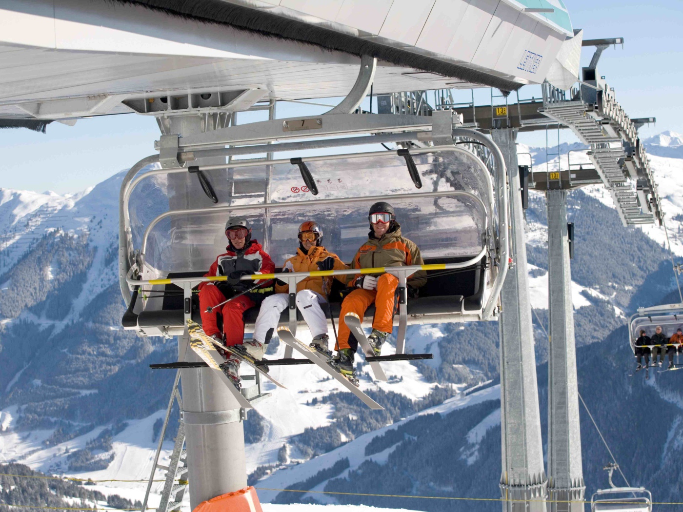 Катание на подъемнике на горнолыжном курорте Заальбах Хинтерглем, Австрия