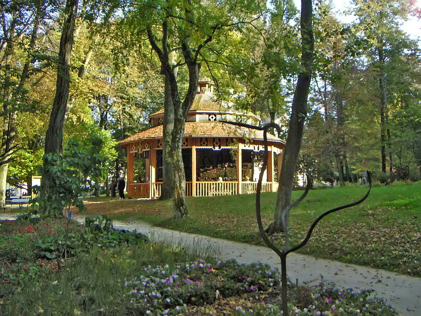 Беседка в парке на курорте Бад Халль, Австрия