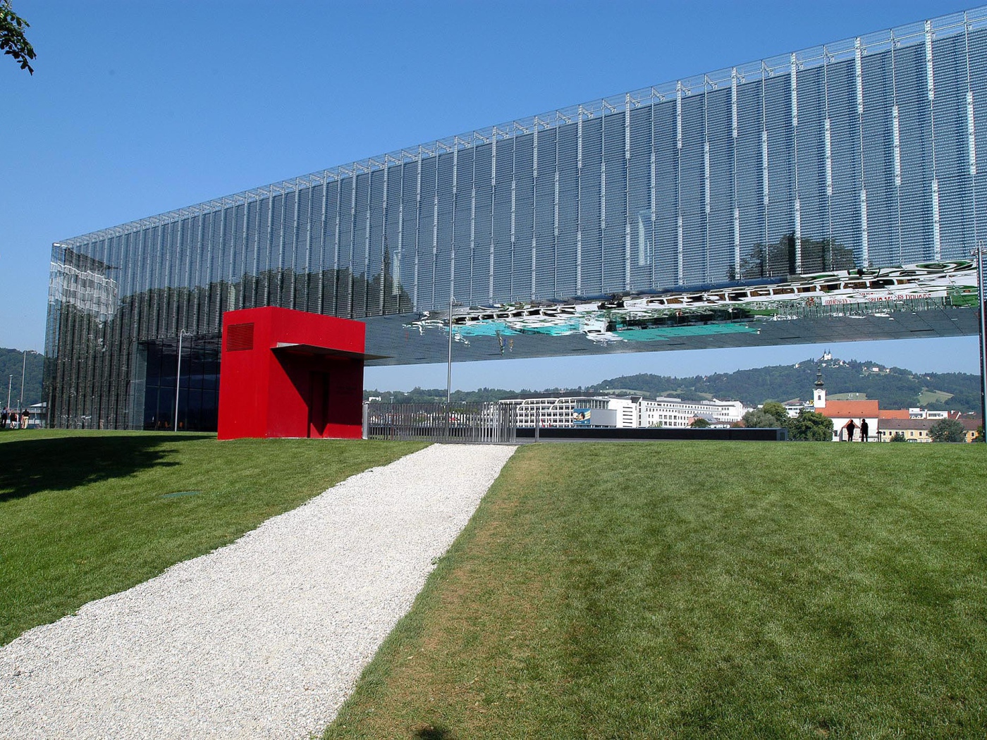 Стеклянное здание в городе Линц, Австрия