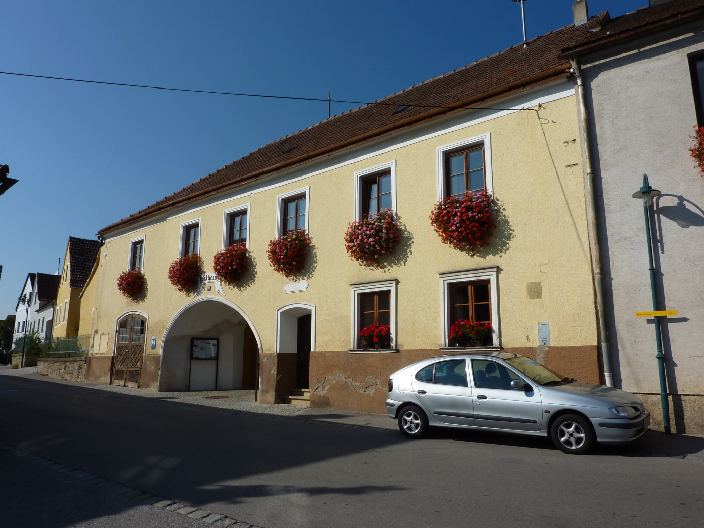 Дом с цветами в городе Лэнгенфельд, Австрия