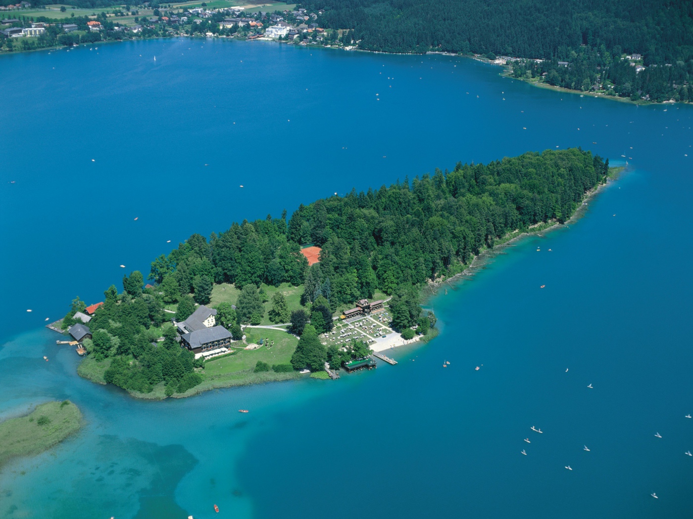 Остров на озере на курорте Фаакер-Зее, Австрия