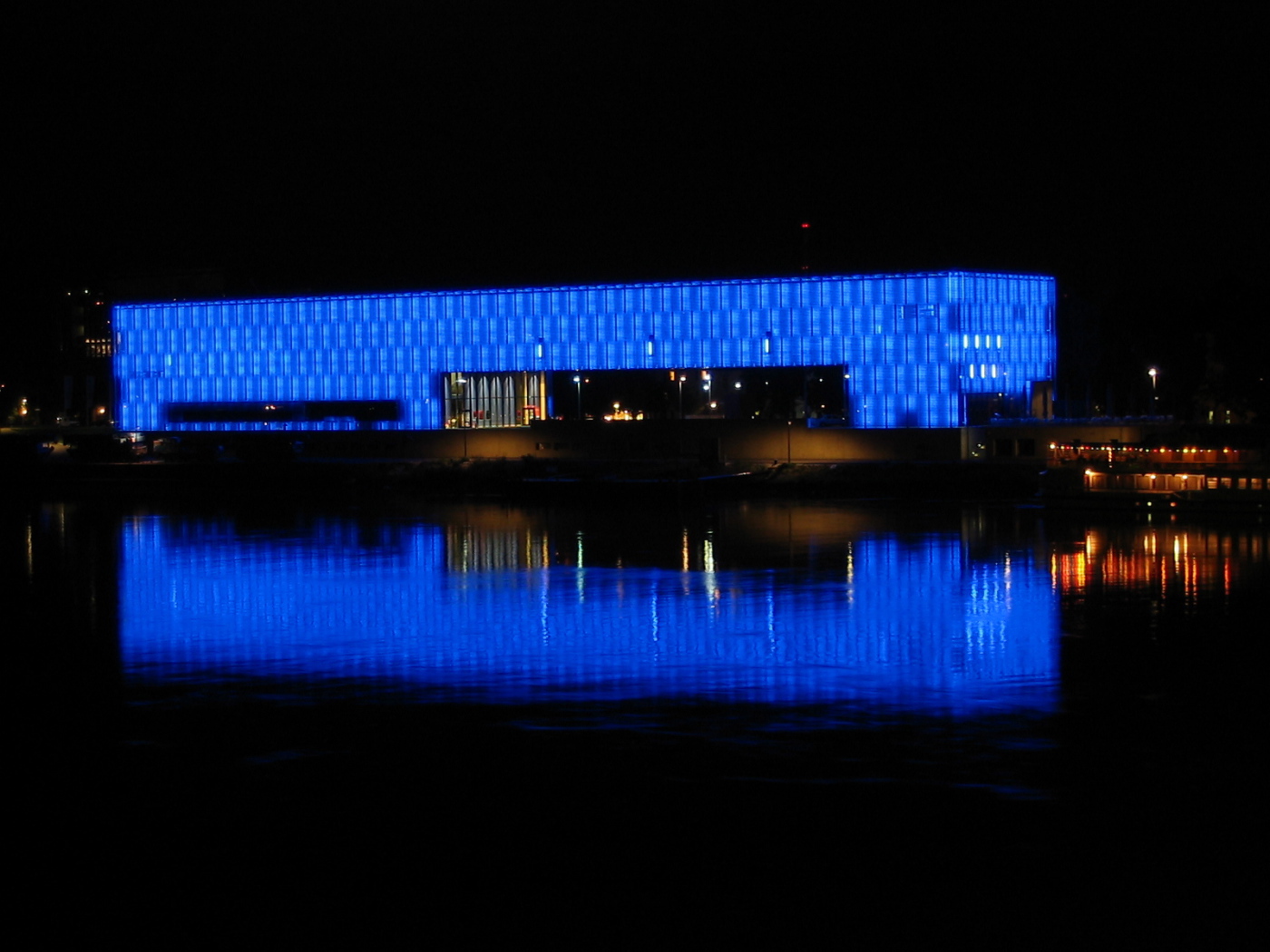Светящееся здание в городе Линц, Австрия