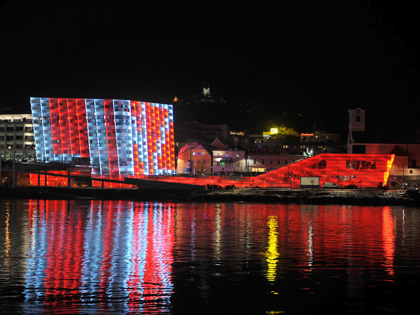 Ночная иллюминация в городе Линц, Австрия