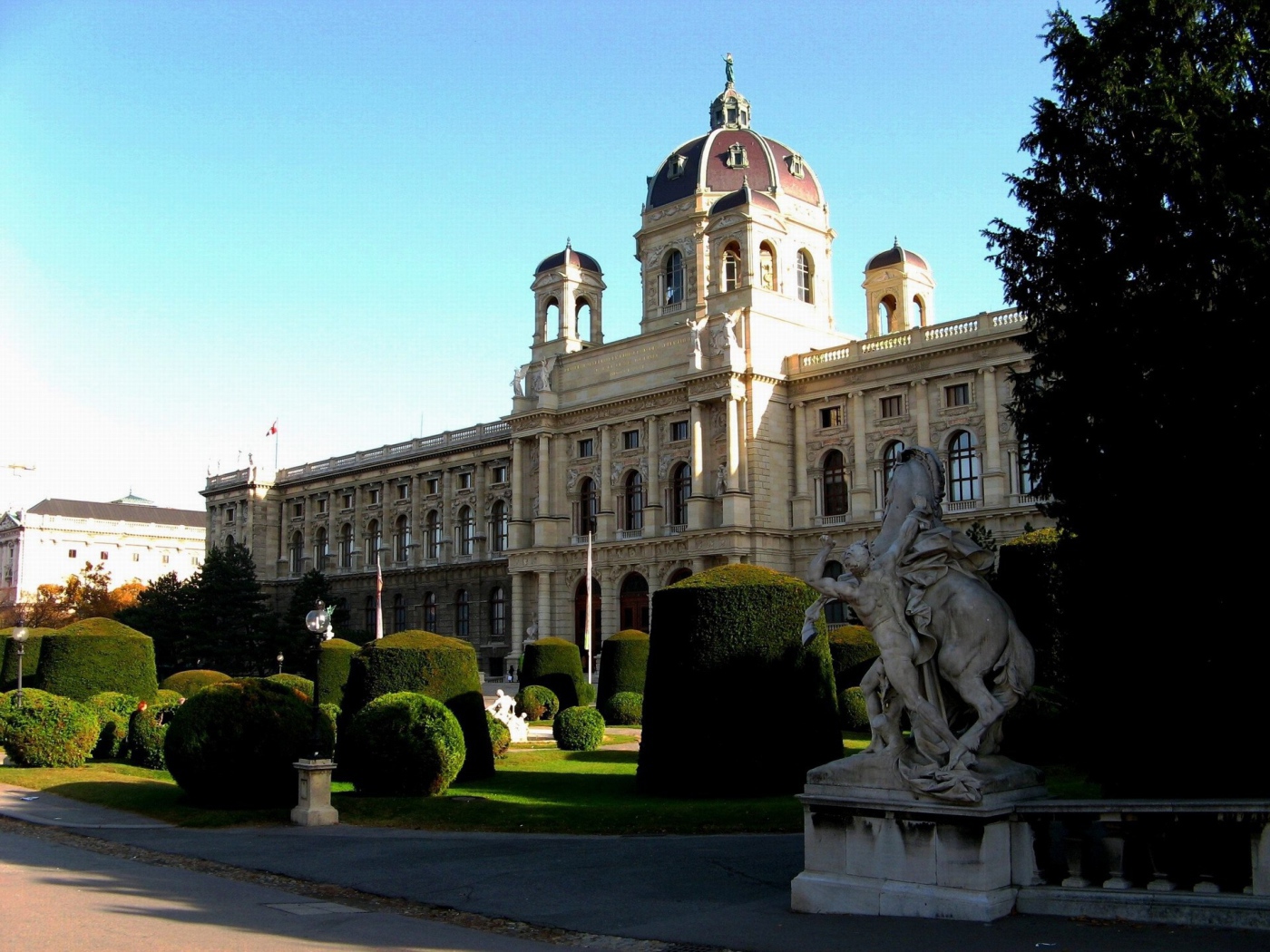 Парк перед дворцом в городе Вена, Австрия