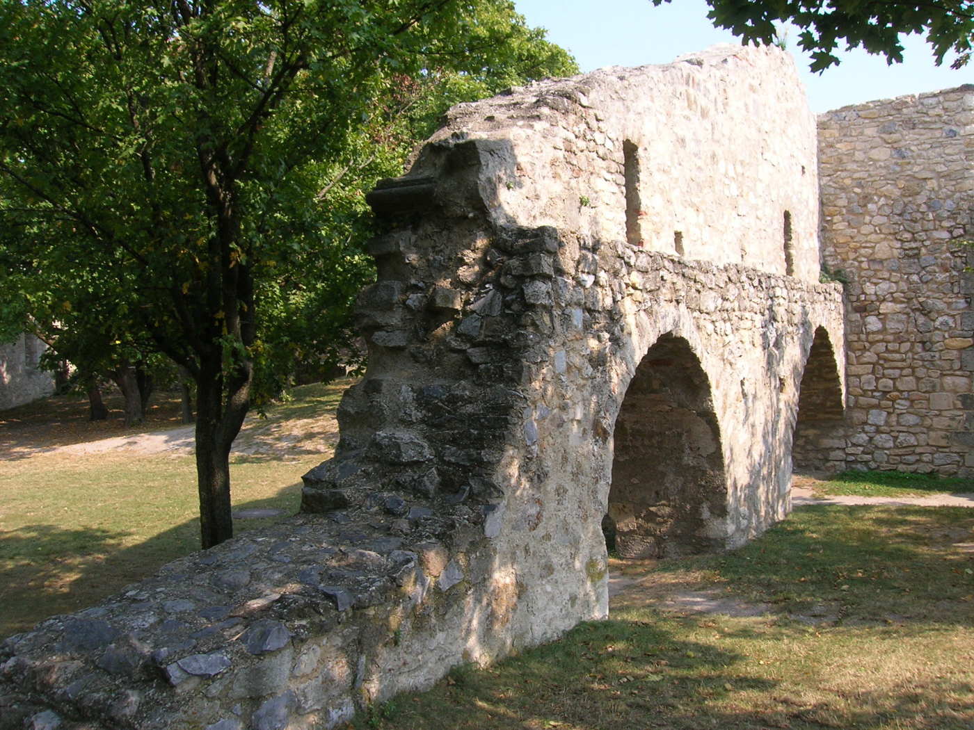 Остатки крепостной стены в городе Гайнберг, Австрия