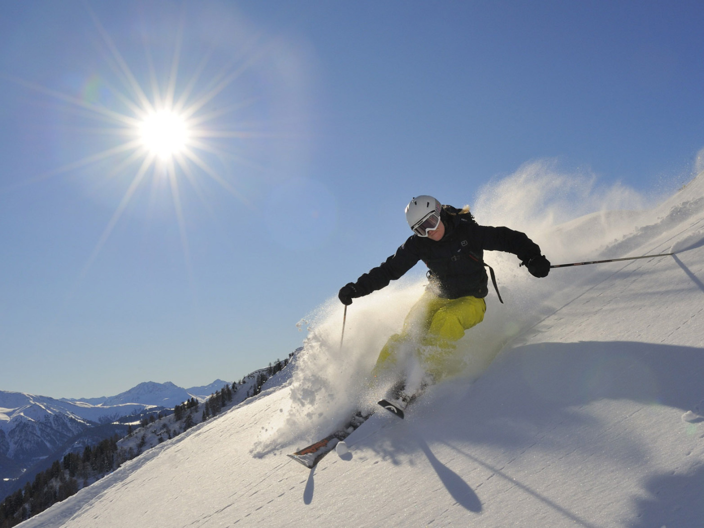 Лыжник на горнолыжном курорте Серфаус, Австрия