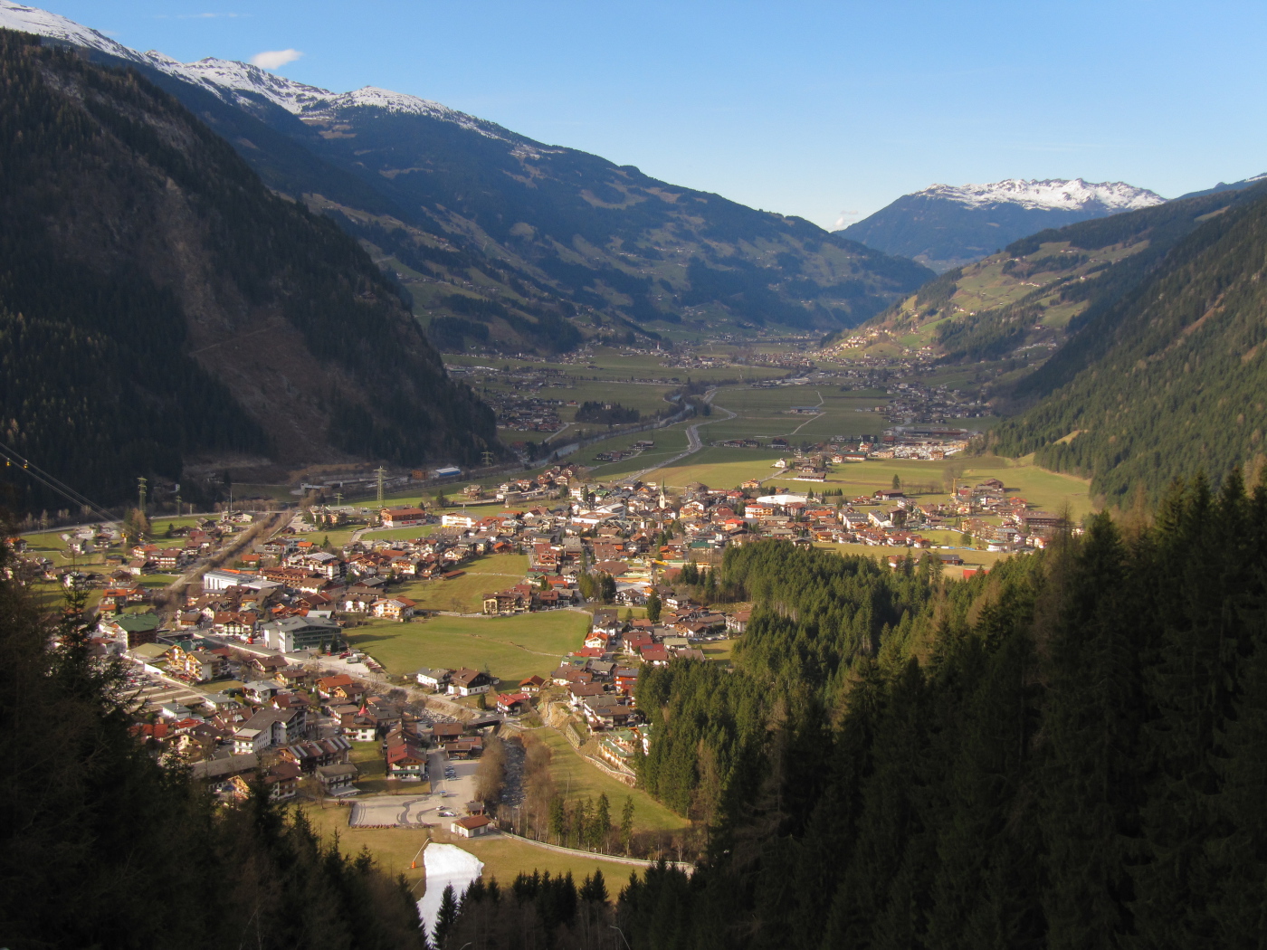 Летняя панорама на горнолыжном курорте Майрхофен, Австрия