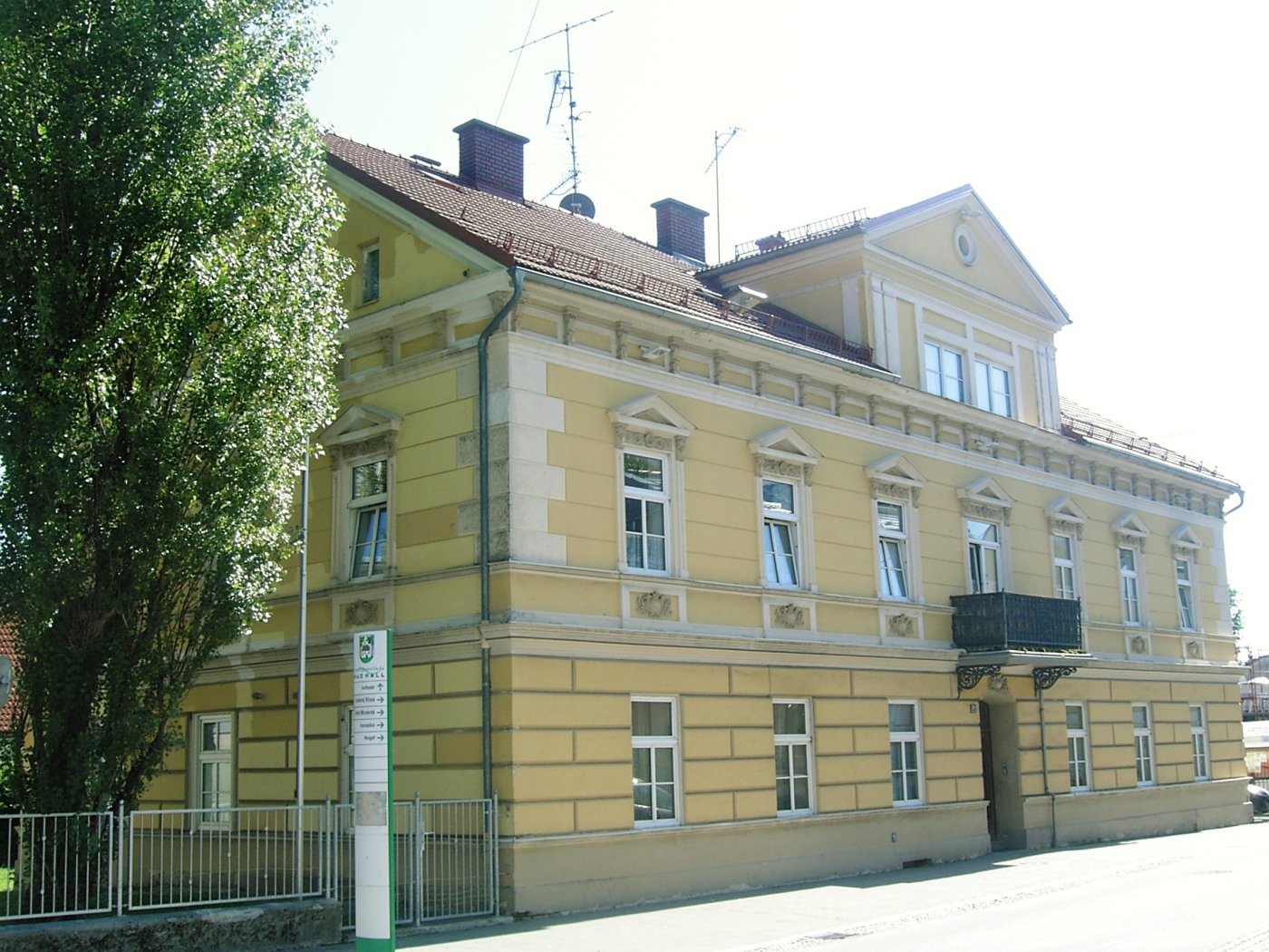 Желтое здание на курорте Бад Халль, Австрия