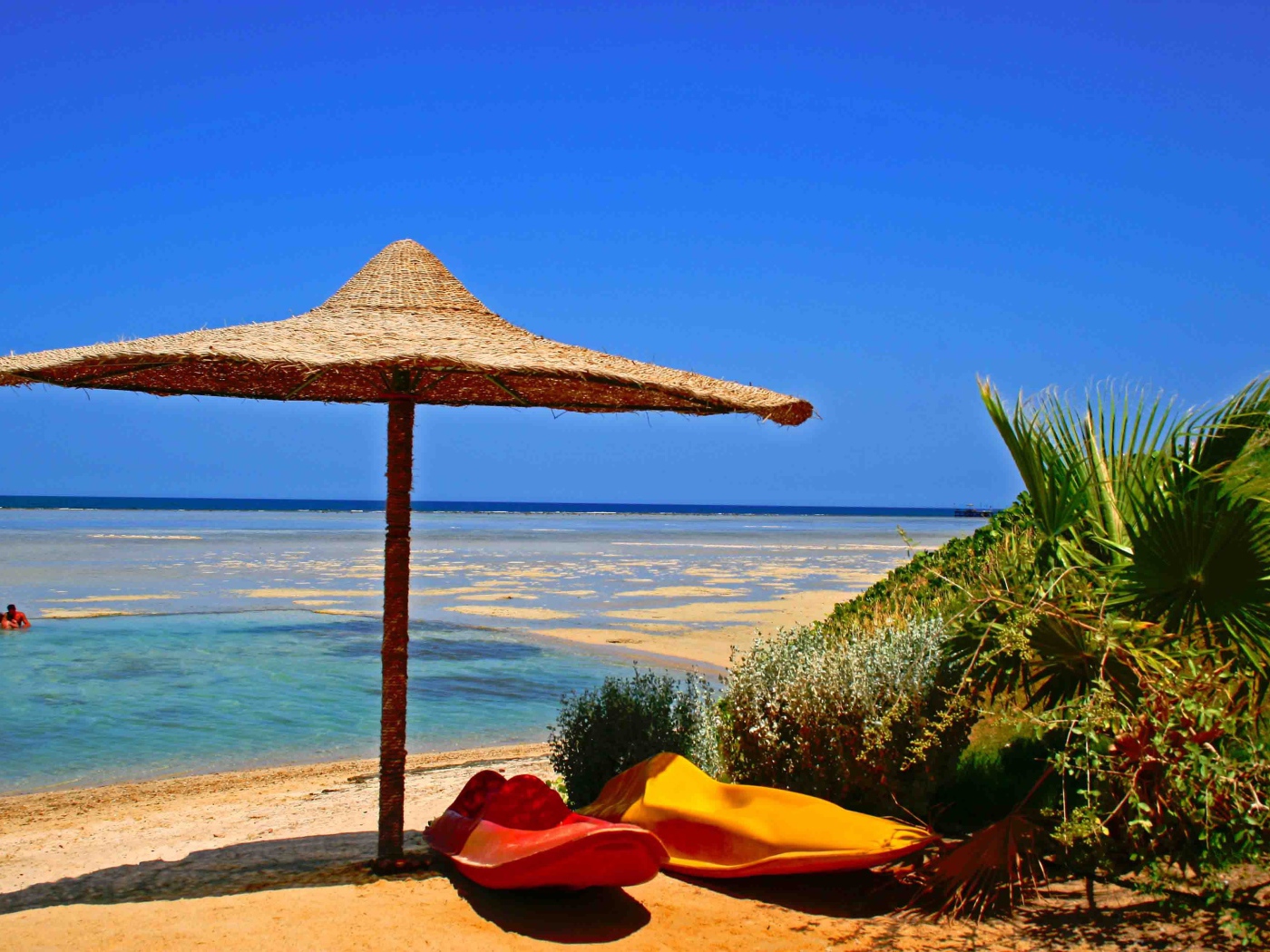 Осенний отдых на пляже на курорте Марса Алам, Египет