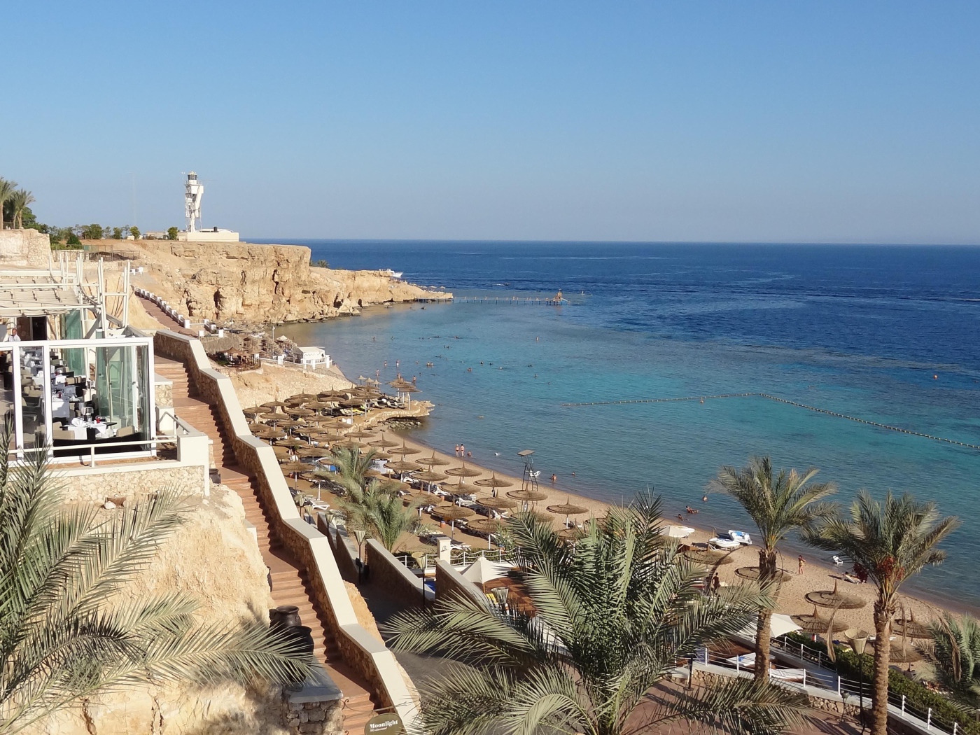 Осенний отдых на пляже на курорте Шарм эль Шейх, Египет