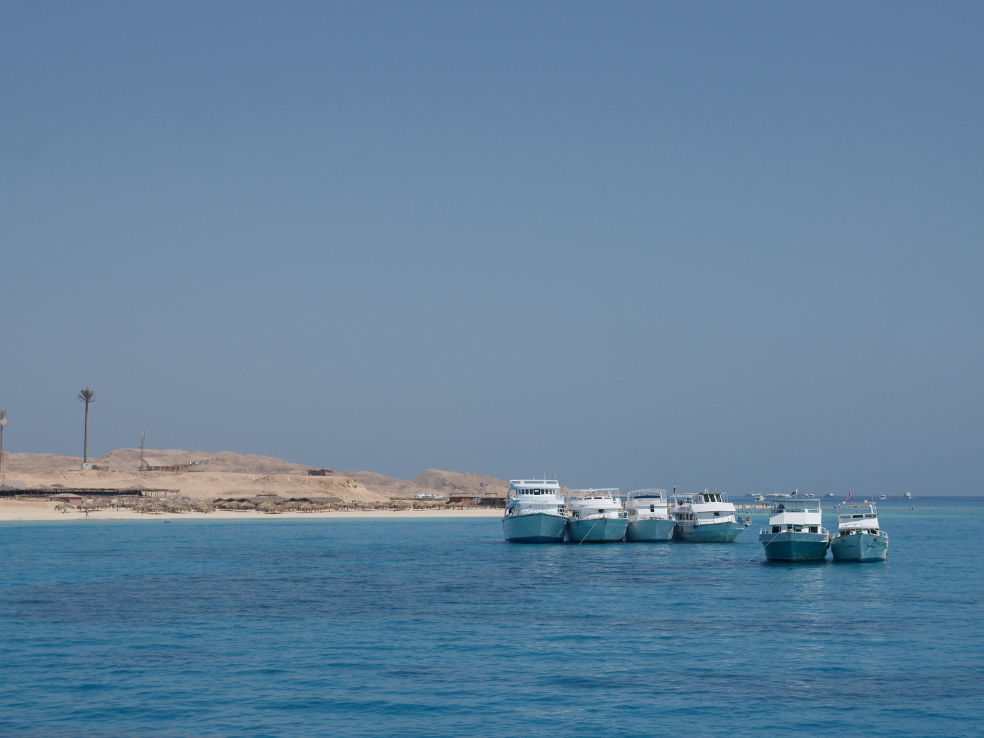 Лодки у побережья на курорте Хургада, Египет