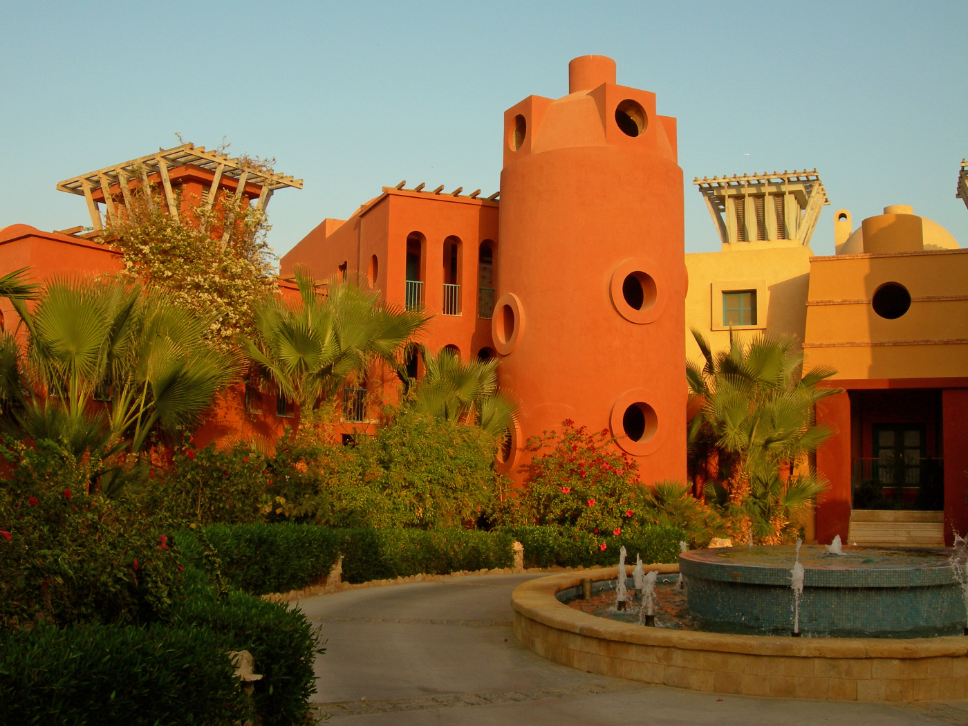 Здание с башней на курорте Эль Гуна, Египет