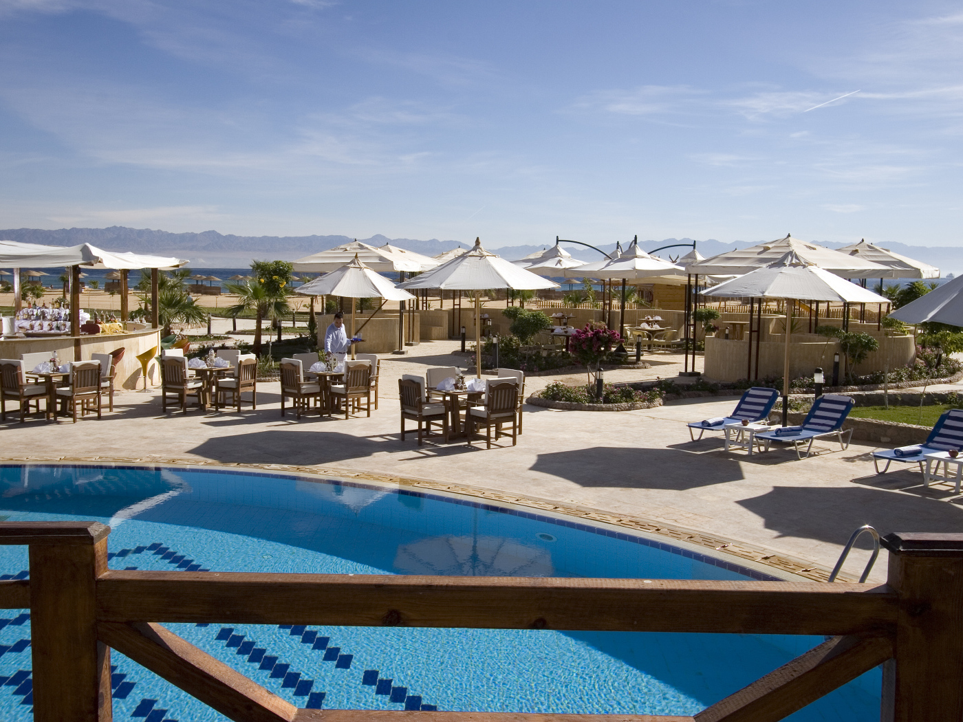 Кафе на пляже на курорте Таба, Египет