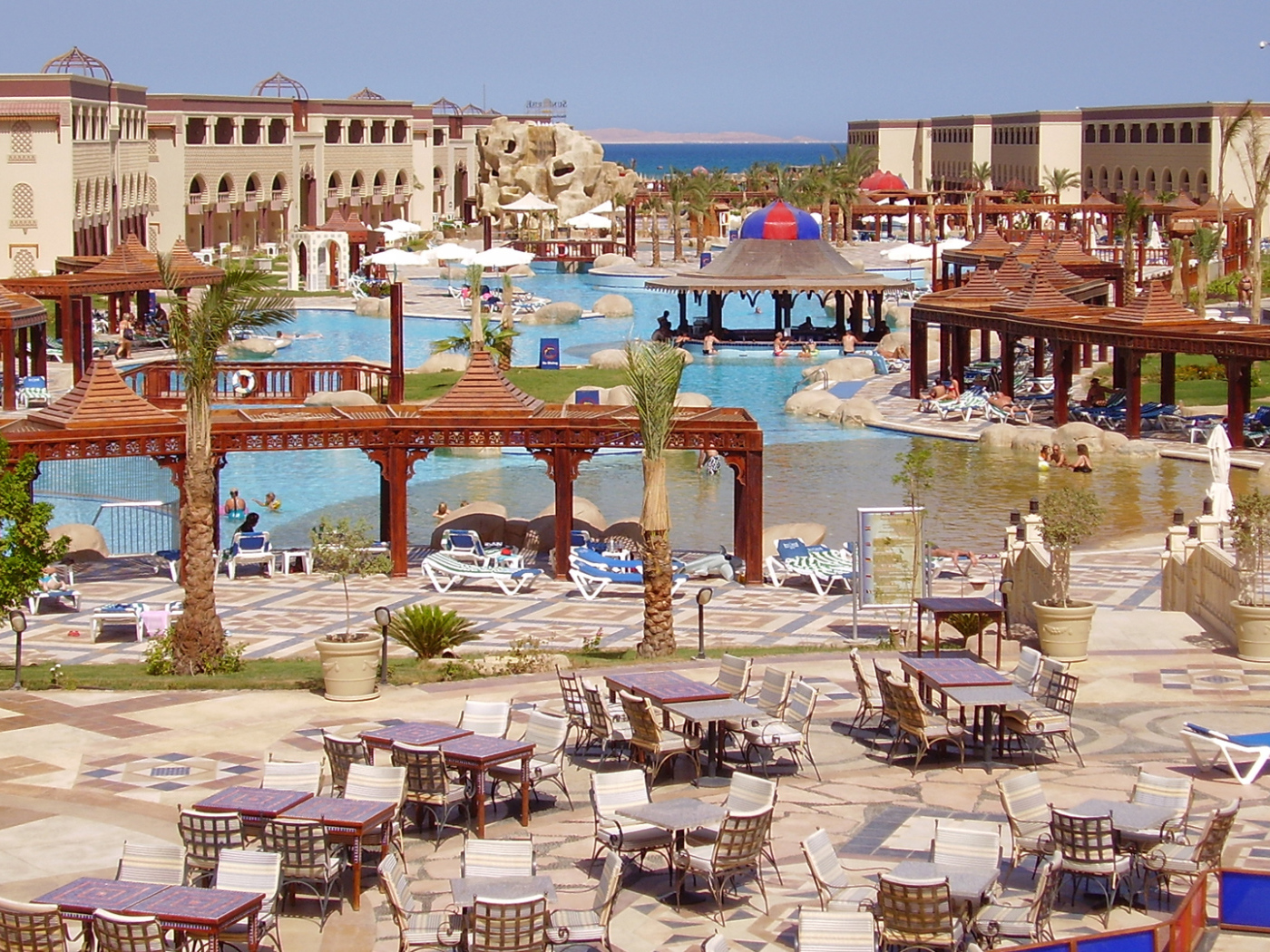 Кафе на побережье на курорте Хургада, Египет