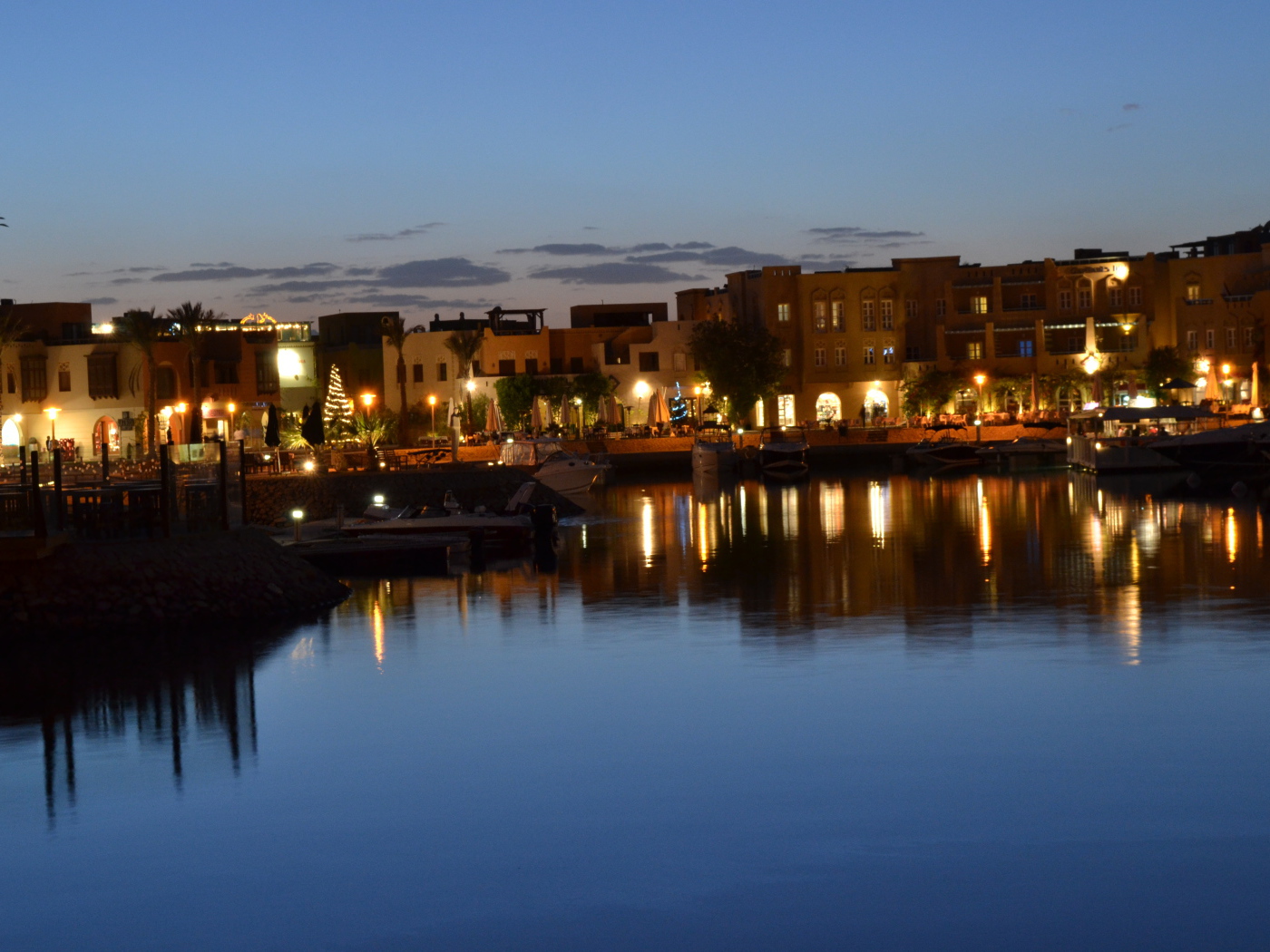 Ночной город на курорте Эль Гуна, Египет