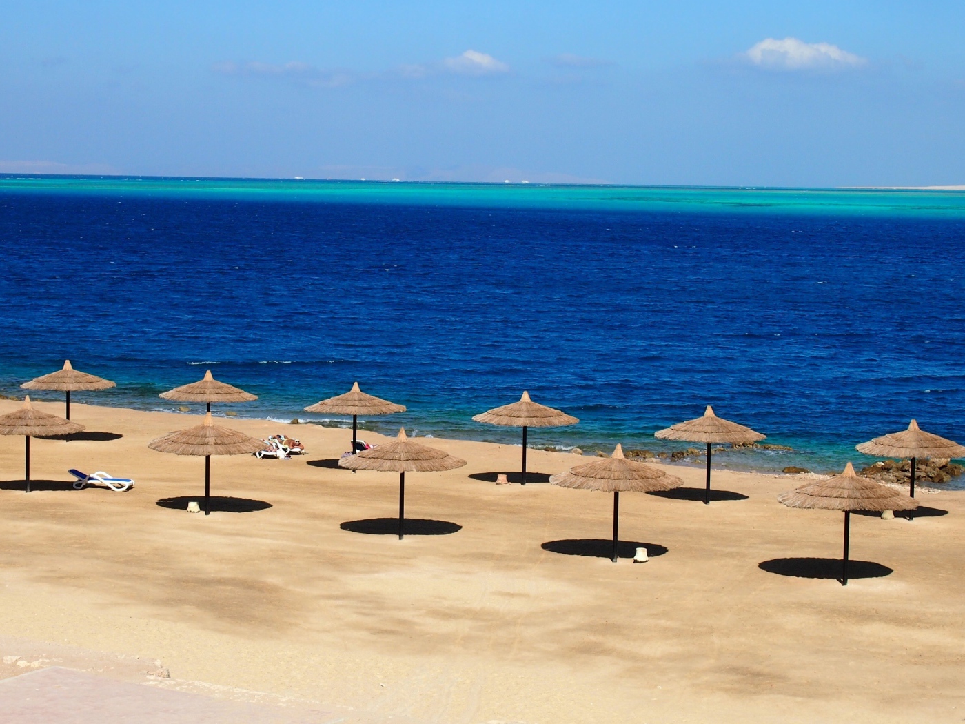 Пляжные зонтики на курорте Хургада, Египет