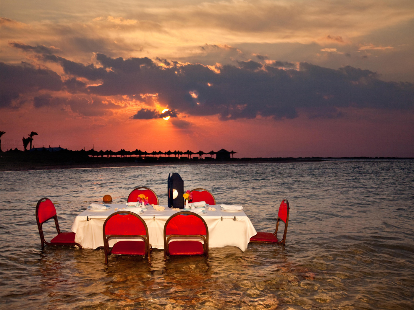 Закат на побережье на курорте Хургада, Египет