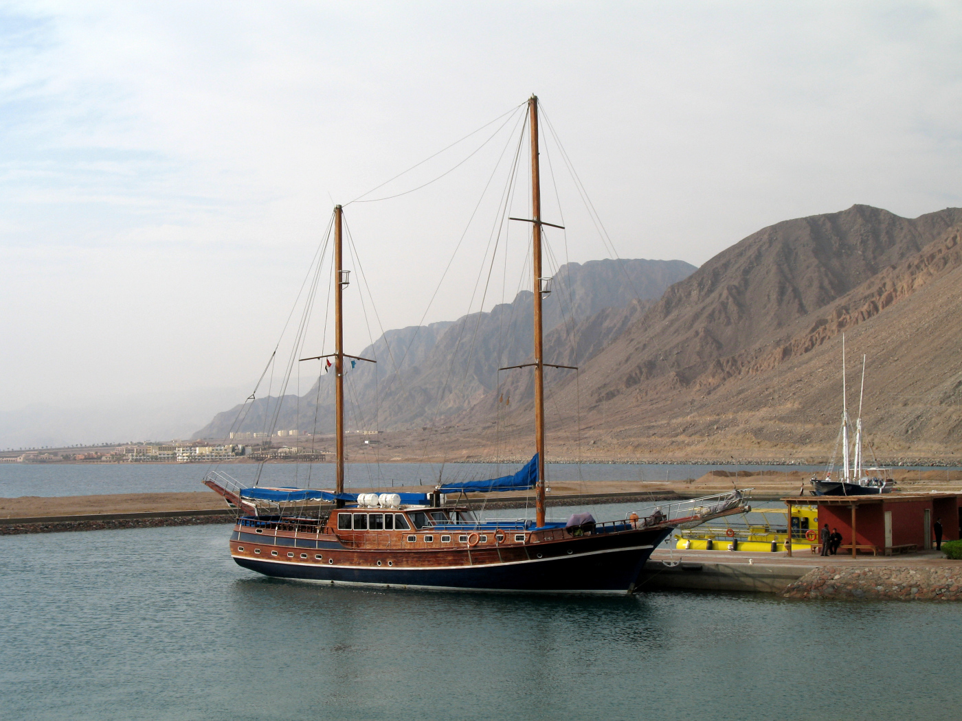 Яхта у побережья на курорте Таба, Египет