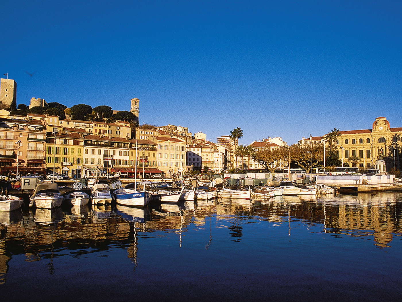 Лодки у причала в Каннах, Франция