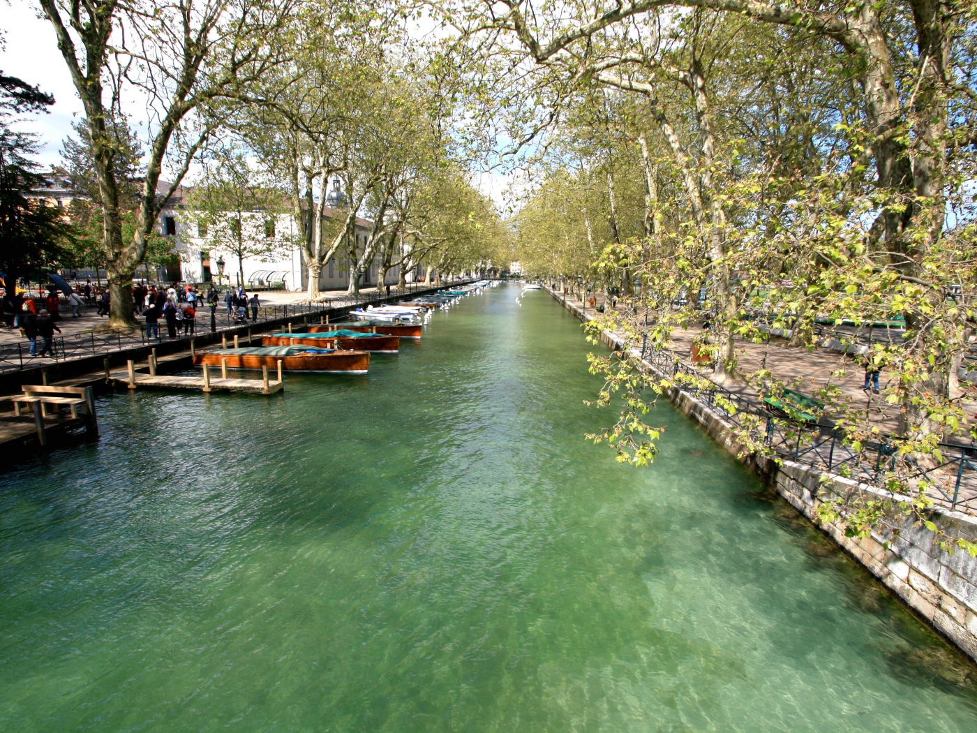 Лодки у набережной в городе Аннеси, Франция