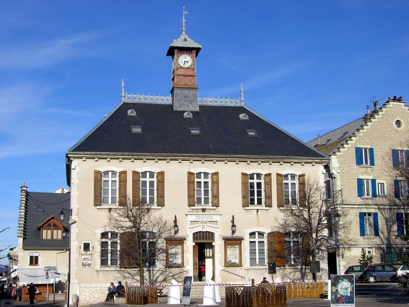 Здание с часами на курорте Виллар-де-Ланс, Франция