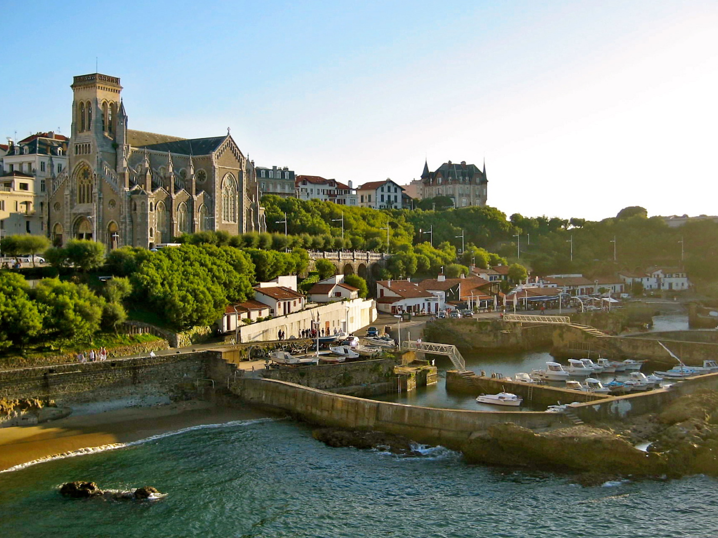 Собор у берега на курорте Биарриц, Франция