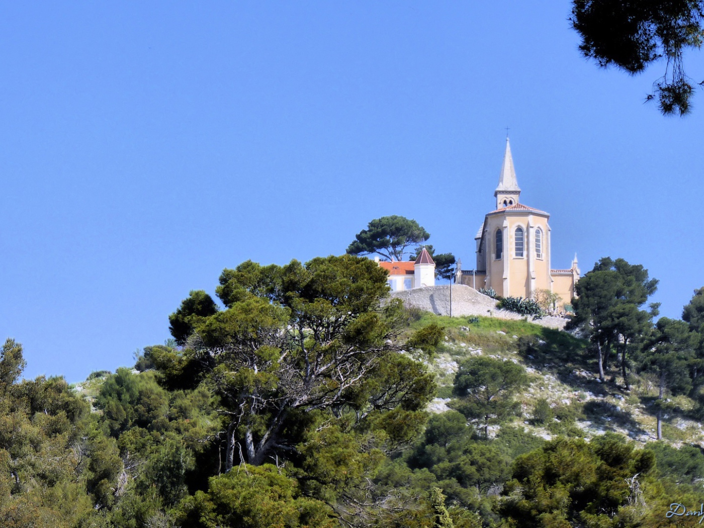 Церковь на холме в городе Марсель, Франция